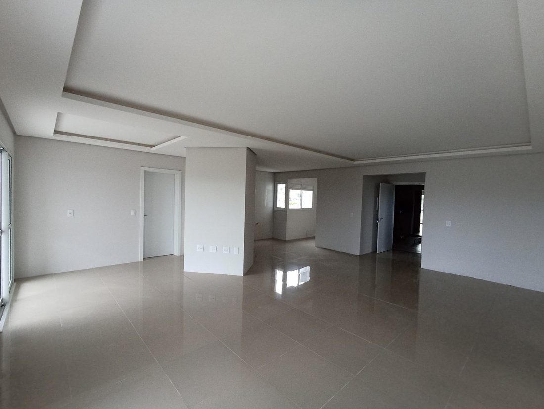 Antes: living amplo vazio, piso porcelanato