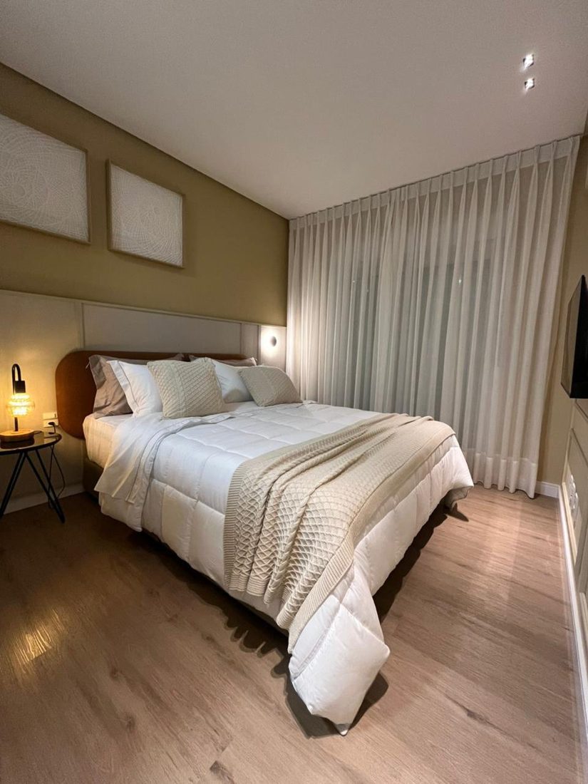 Depois: dormitório com cabeceira, roupa de cama clara, cortina e iluminação de leitura